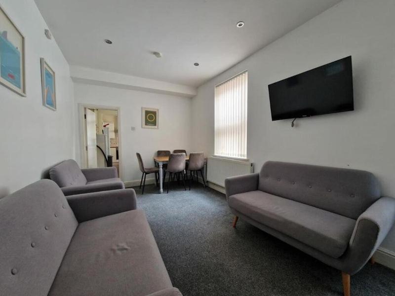 Town Centre, Very Convenient Newcastle-under-Lyme Exterior photo